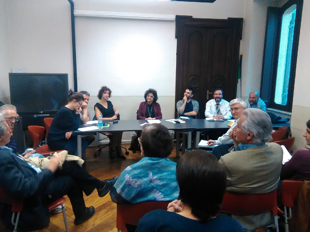 Momento di discussione e confronto in occasione dell incontro di lavoro per l organizzazione del Convegno di alto profilo scientifico e tecnico-progettuale sul nuovo "Parco della salute" dell Ospedale Cardinal Massaia di Asti, tenutosi presso la sede dell Ordine degli Architetti della Provincia di Asti, a cui ha partecipato il Direttore generale dell ASL di Asti, Dott.ssa Ida Grossi.