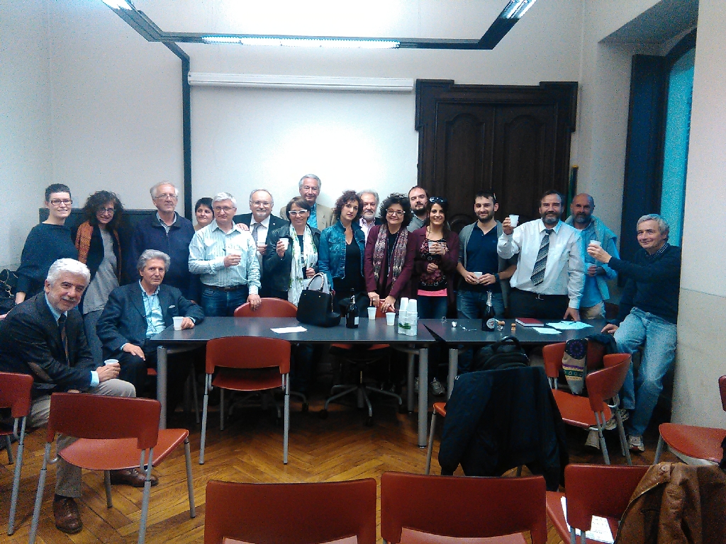 Brindisi benaugurale sul prosieguo delle attività per la realizzazione del nuovo "Parco della salute" dell Ospedale Cardinal Massaia di Asti al termine della riunione organizzata presso la sede dell Ordine degli Architetti della Provincia di Asti. Nella foto (da sx): Arch. Domenico Catrambone, Dott. Arch. Maura Cucchi Osano, Dott.ssa Tiziana Valente, Dott. Agr. Ernesto Doglio Cotto, Agr. Carlo Omegna, P.a. Sonia Vallocchia, Dott. Angelo Porta, Prof. Alessandro Militerno, P.a. Elena Berta, Dott. Paolo Montrucchio, Prof.ssa Sabrina Gamba, Sig. Giancarlo Dapavo, Dott.ssa Ida Grossi (Direttore generale dell ASL di Asti), Arch. Fabrizio Loretto, Arch. Francesca Cavagnino, Arch. Fabrizio Caltagirone, Prof. Marco Devecchi, Dott. Alessandro Mortarino e Dott. Ubaldo Uberti [Foto di Fabrizio Aimar].