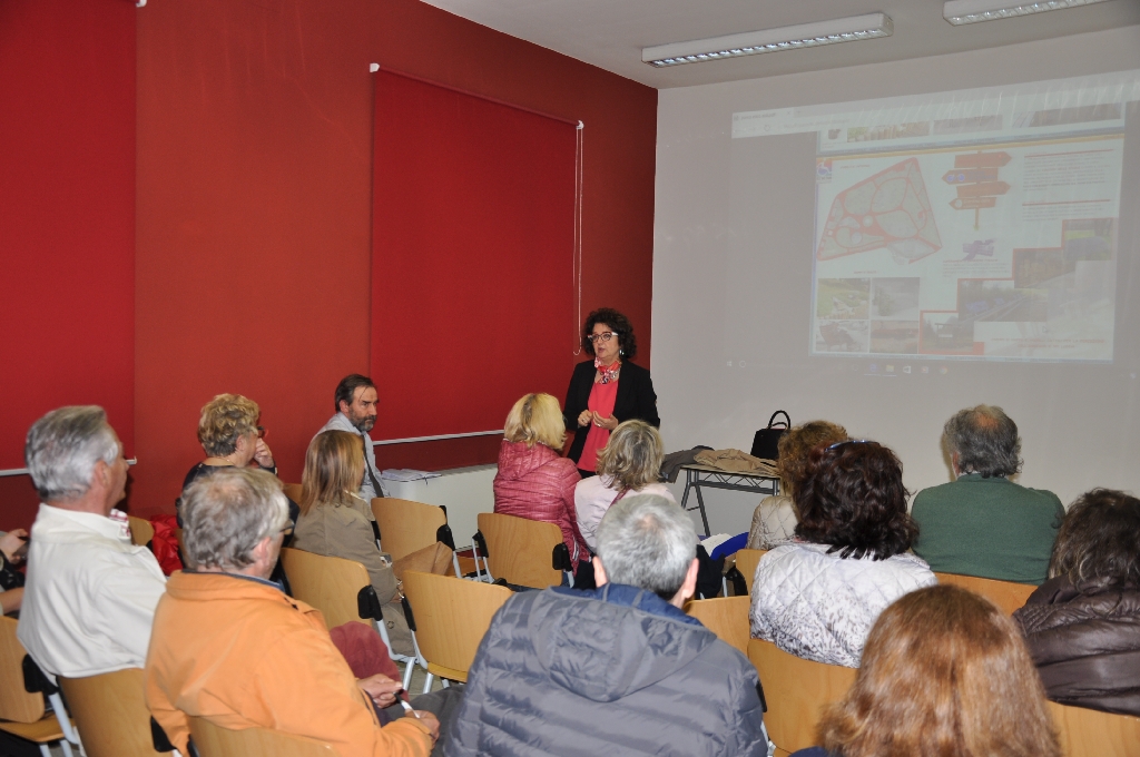 Esame da parte della Direttrice generale dell ASL di Asti, Dott.ssa Ida Grossi degli aspetti organizzativi del Convegno sul nuovo Parco della salute dell Ospedale Cardinal Massaia di Asti [Foto di Ernesto Doglio Cotto].