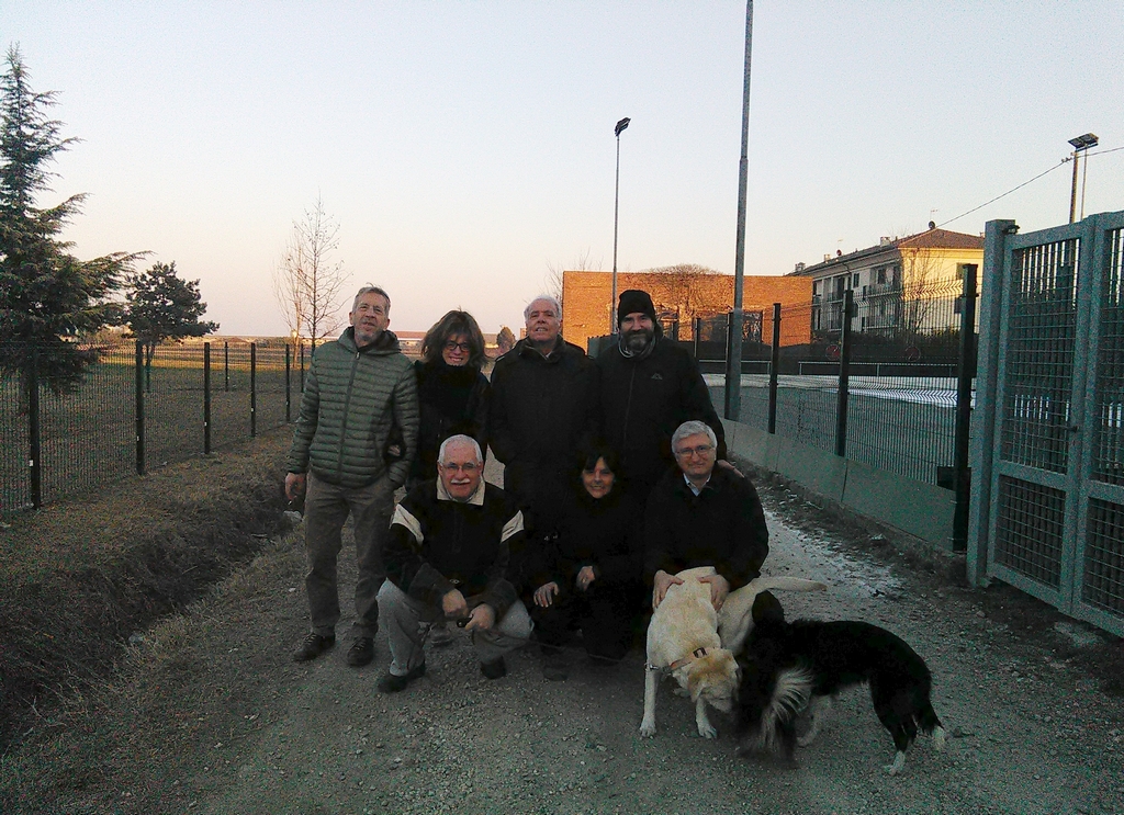 Foto ricordo all ingresso dell ex Poligono di tiro di Villanova d Asti al termine del sopralluogo organizzato dall Associazione a Difesa della Piana di Villanova con la partecipazione del Circolo Legambiente Valtriversa e dell Osservatorio del Paesaggio per il Monferrato e l Astigiano.