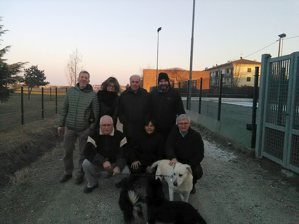Foto ricordo all ingresso dell ex Poligono di tiro di Villanova d Asti al termine del sopralluogo organizzato dall Associazione a Difesa della Piana di Villanova con la partecipazione del Circolo Legambiente Valtriversa e dell Osservatorio del Paesaggio per il Monferrato e l Astigiano.