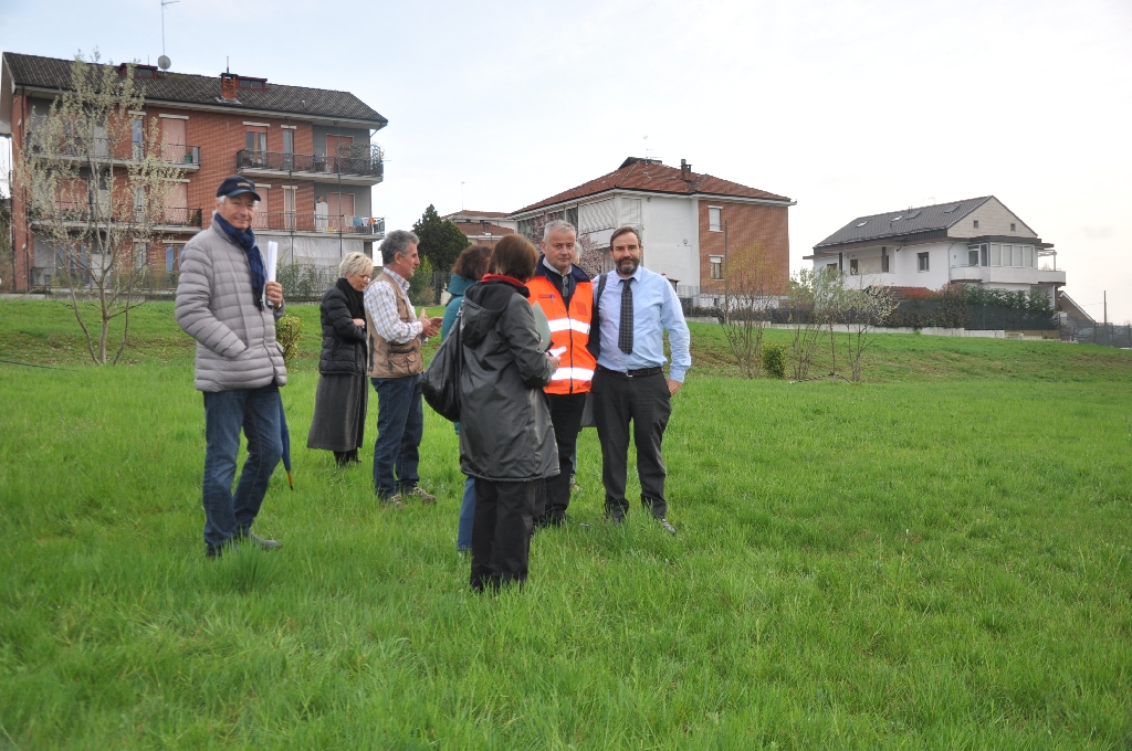 Sopralluogo del gruppo di interesse alla realizzazione del nuovo "Parco della salute" alle aree verdi di pertinenza dell Ospedale Cardinal Massaia di Asti [Foto di Francesca Cavagnino].