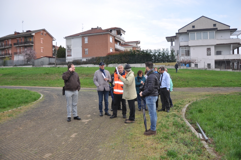 Sopralluogo del gruppo di interesse alla realizzazione del nuovo "Parco della salute" alle aree verdi di pertinenza dell Ospedale Cardinal Massaia di Asti [Foto di Francesca Cavagnino].