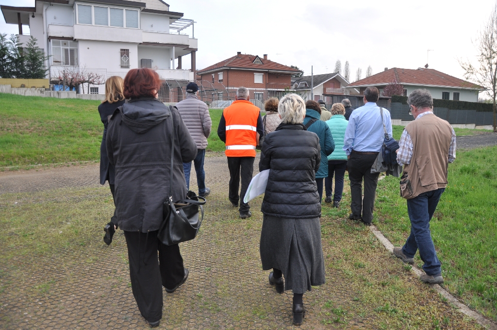 Sopralluogo del gruppo di interesse alla realizzazione del nuovo "Parco della salute" alle aree verdi di pertinenza dell Ospedale Cardinal Massaia di Asti [Foto di Francesca Cavagnino].