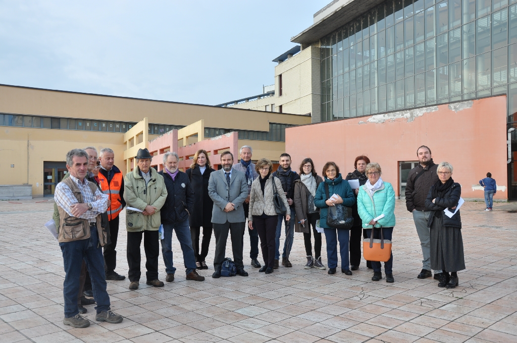 Foto ricordo del sopralluogo tecnico sulla terrazza dell Ospedale che rappresenta anch essa una importante opportunità di fruizione all aperto degli spazi esterni dell Ospedale Cardinal Massaia di Asti. Da (sx): Ing. Franco Migliarina (Settore tecnico dell ASL di Asti), Agr. Carlo Omegna (Presidente del Collegio degli Agrotecnici della Provincia di Asti), P.a Elena Berta (Legambiente di Asti), P.i. Piero Bonaldo (Responsabile aree verdi dell ASL di Asti), Dott. Agr. Ernesto Doglio Cotto (Vice Presidente dell Ordine dei Dottori agronomi e Dottori forestali della Provincia di Asti), e Giancarlo Dapavo (Presidente del Circolo Legambiente Gaia di Asti), Dott.ssa Maria Luisa Amerio (Ordine dei Medici della Provincia di Asti), Prof. Marco Devecchi (Osservatorio del Paesaggio), Dott. Paolo Montrucchio, Dott.ssa Fiammetta Penna (Ordine dei Medici della Provincia di Asti), Arch. Fabrizio Caltagirone (Rappresentante dell Ordine degli Architetti della provincia di Asti), Dott. Arch. Maura Cucchi Osano (Rappresentante de