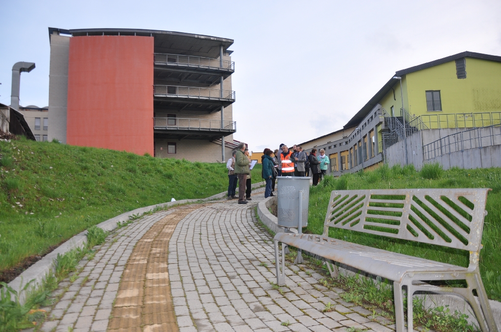 Sopralluogo del gruppo di interesse alla realizzazione del nuovo "Parco della salute" alle aree verdi di pertinenza dell Ospedale Cardinal Massaia di Asti [Foto di Francesca Cavagnino].