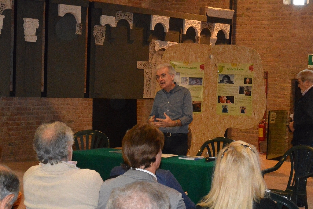 Avvio della presentazione del n° 15 dei Quaderni di Muscandia da parte di Franco Correggia [FOTO  di Paola Grassi].