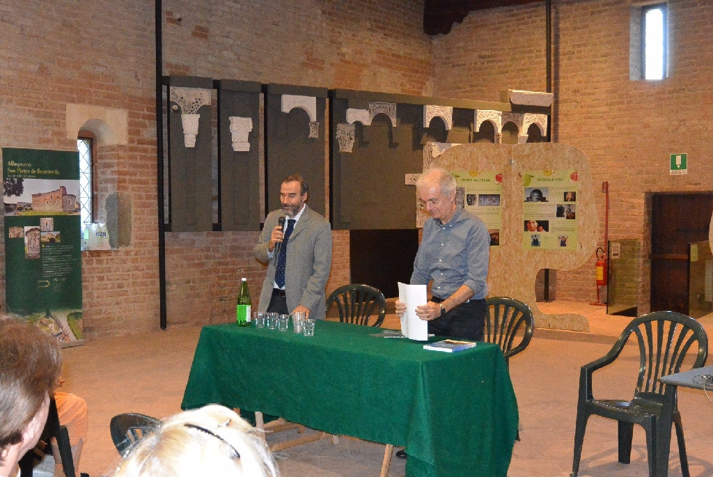  Illustrazione da parte di Marco Devecchi della motivazione del Premio "Alfiere del Paesaggio 2018" ai Quaderni di Muscandia [FOTO  di Paola Grassi].