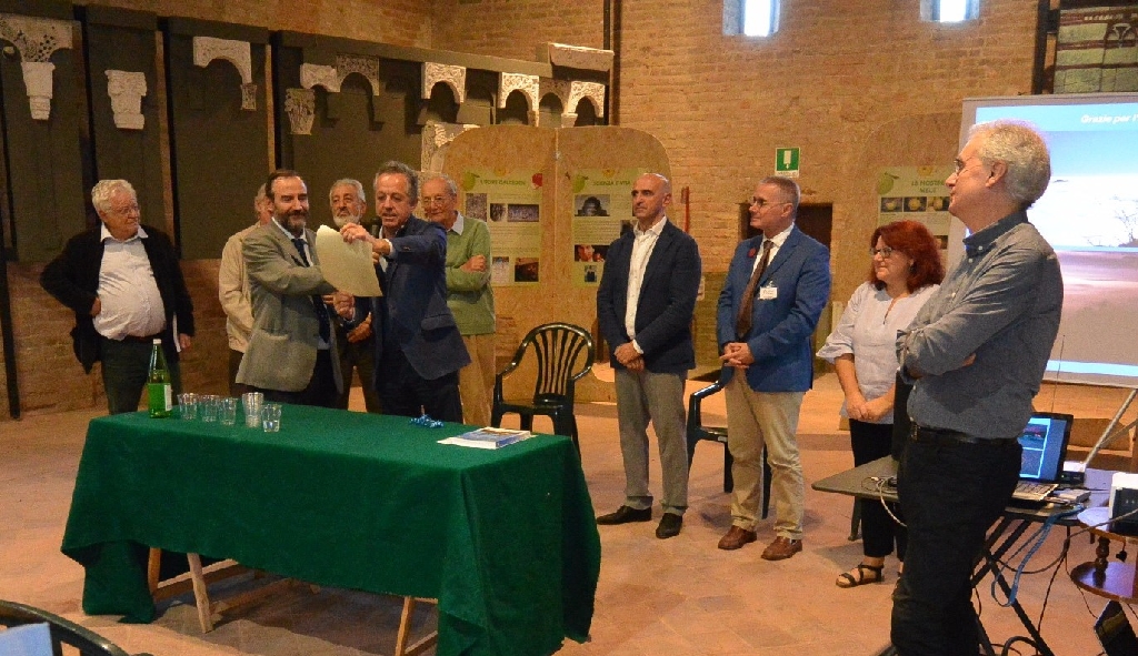 Lettura da parte di Giorgio Ferrero della motivazione del Premio "Alfiere del paesaggio 2018" [FOTO  di Paola Grassi].