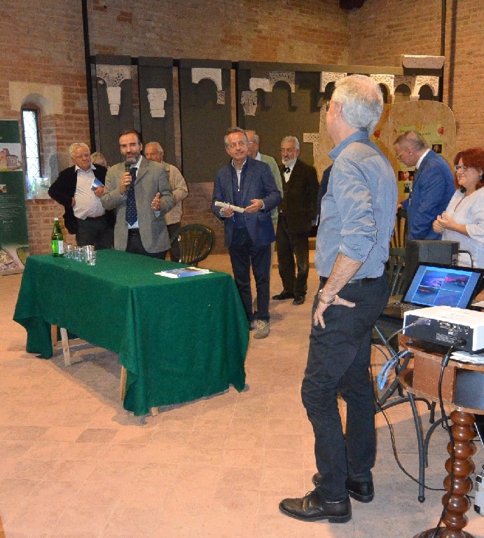  Illustrazione da parte di Marco Devecchi della motivazione del Premio "Alfiere del Paesaggio 2018" ai Quaderni di Muscandia [FOTO  di Paola Grassi].