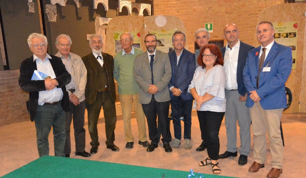 Foto ricordo al termine della Cerimonia di consegna del Premio "Alfiere del paesaggio 2018 con Franco Correggia [FOTO  di Paola Grassi].