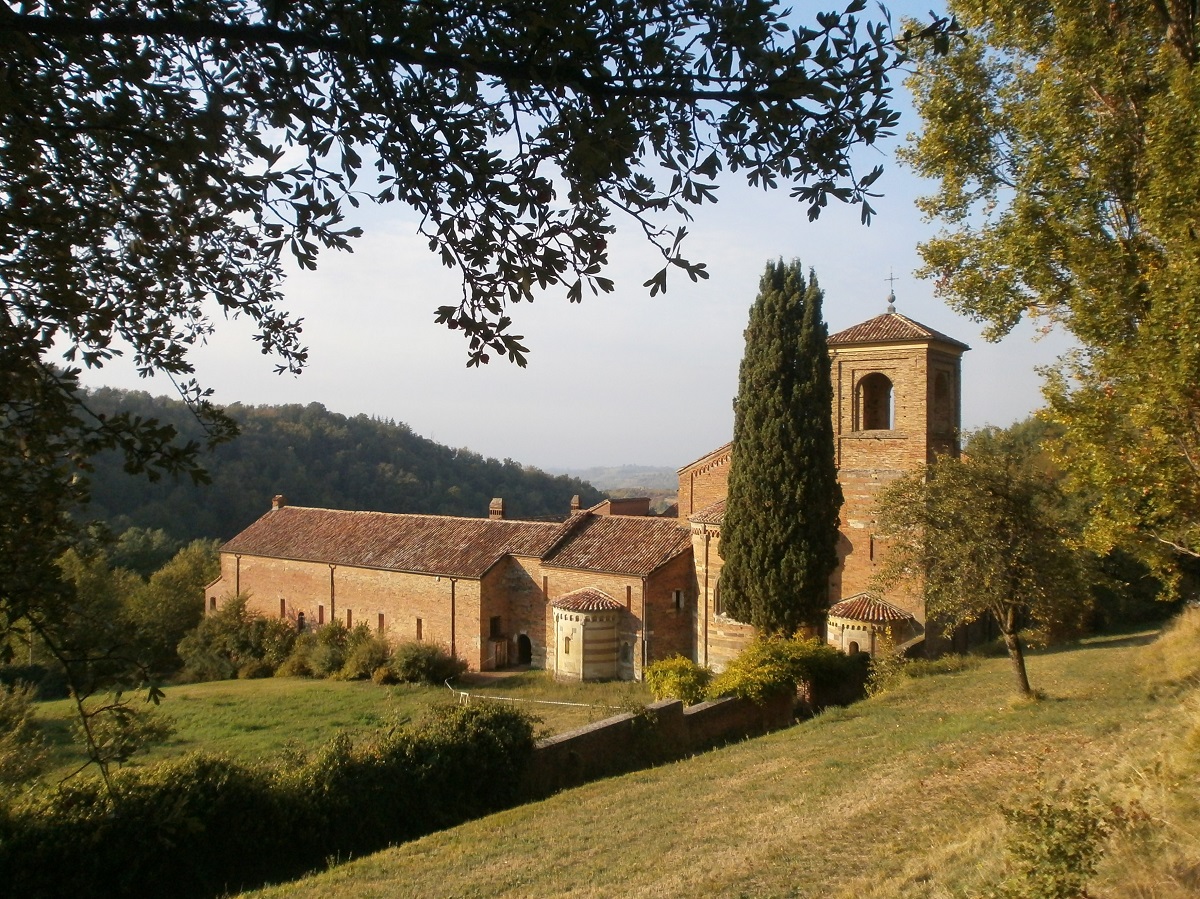 Veduta della splendida Canonica di Santa Maria di Vezzolano ad Albugnano, sede della consegna del Premio Alfiere del Paesaggio 2018 ai Quaderni di Muscandia.