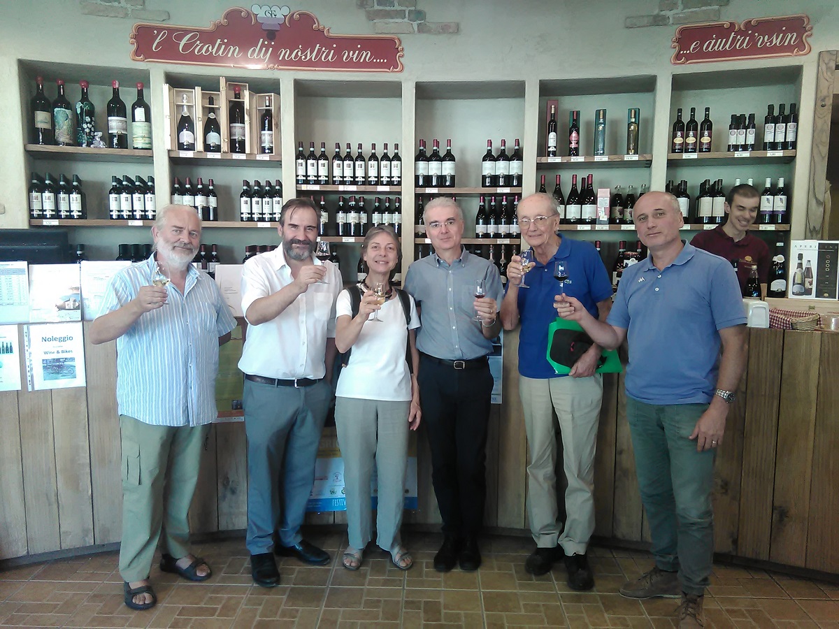 Riunione operativa dei membri, Osservatorio del paesaggio presso la Cantina sociale Terre dei Santi a Castelnuovo Don Bosco. Da (sx): Claudio Accomo, Marco Devecchi, Paola Grassi, Franco Correggia, Paolo Aiassa eFrancesco Garetto.