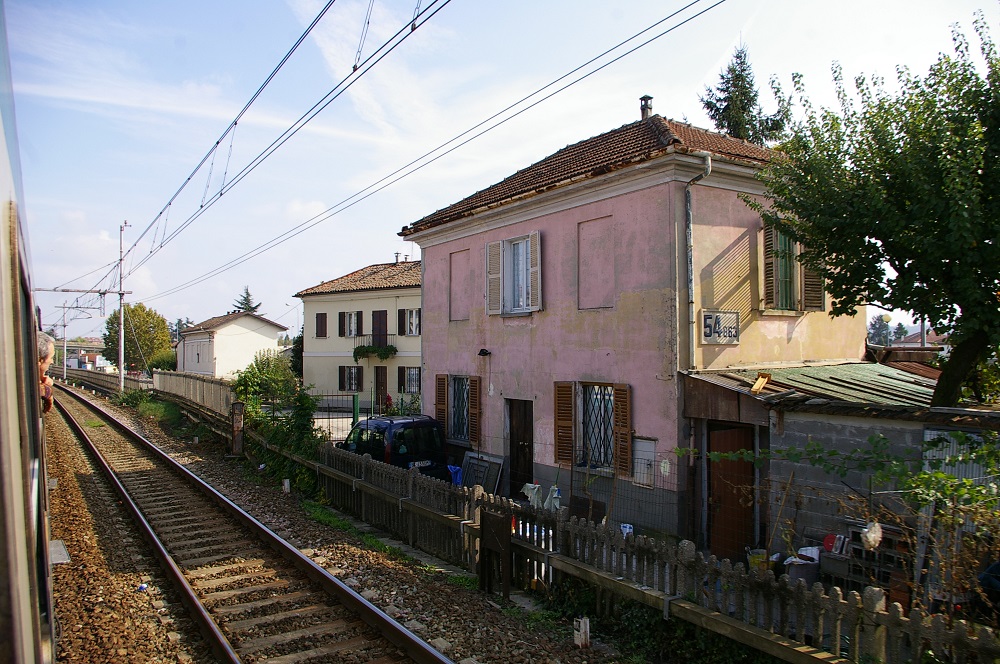 Veduta dei binari ferroviari ad Asti. Il treno rappresenta il mezzo di trasporto più valido per una mobilità sostenibile nei territori UNESCO di Langhe-Roero e Monferrato.