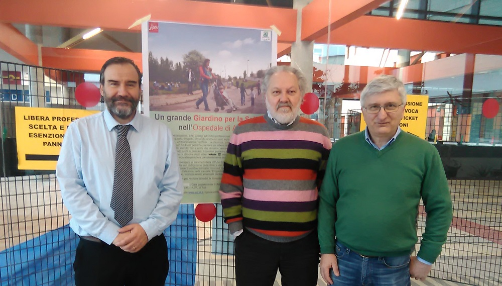 Foto ricordo davanti al Poster informativo del progetto di realizzazione del nuovo Giardino della salute dell'Ospedale Cardinal Massaia di Asti, scattata in occasione della mattinata dedicata alla raccolta fondi. Nella foto (da sx): Marco Devecchi (Osservatorio del paesaggio), Giancarlo Dapavo (Circolo Legambiente Gaia di Asti) e Angelo Porta (Circolo Legambiente Valtriversa). 