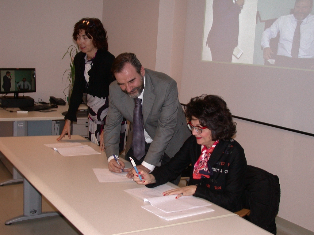 Sottoscrizione del Protocollo d Intesa con l ASL di Asti da parte di Marco Devecchi, Presidente dell Osservatorio del Paesaggio per il Monferrato e l Astigiano.