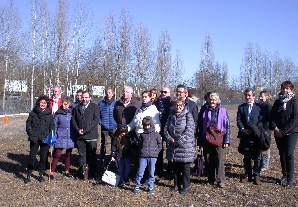 Foto ricordo al termine della Cerimonia di sottoscrizione del Protocollo d Intesa nel sito di messa a dimora degli alberi per la realizzazione del nuovo Parco della Salute dell Ospedale Cardinal Massaia di Asti.