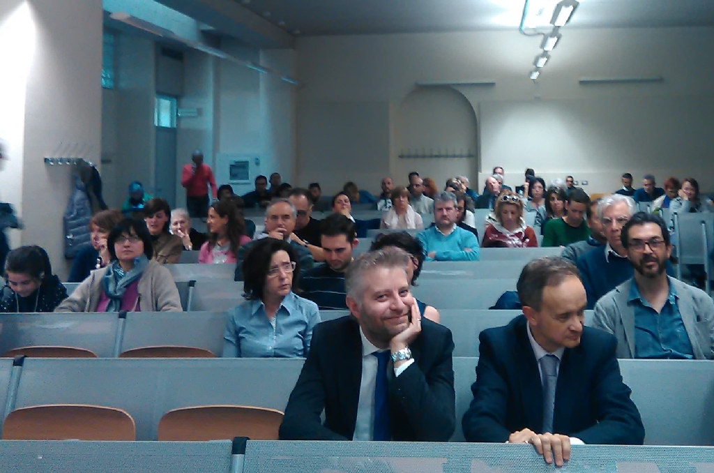 Veduta del folto ed interessato pubblico presente in sala.