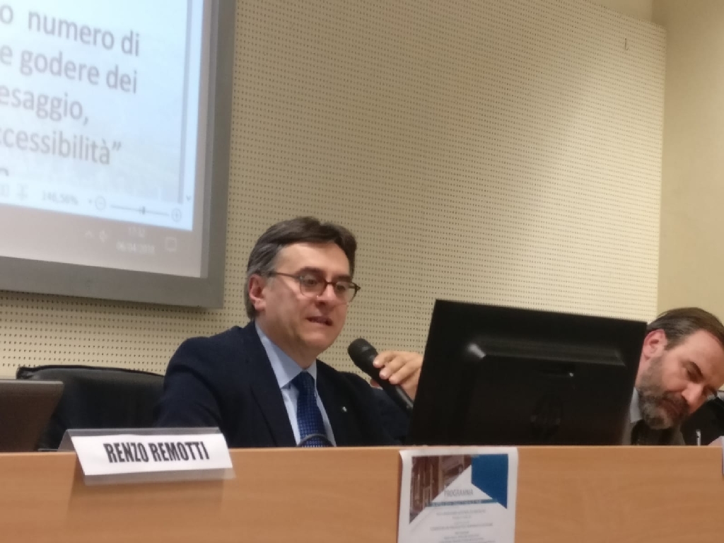 Avvio del Convegno da parte del Moderatore, Dott. Roberto Cerrato, Presidente dell Associazione per il Patrimonio dei Paesaggi Vitivinicoli di Langhe, Roero e Monferrato [Foto di Carlo Bidone].