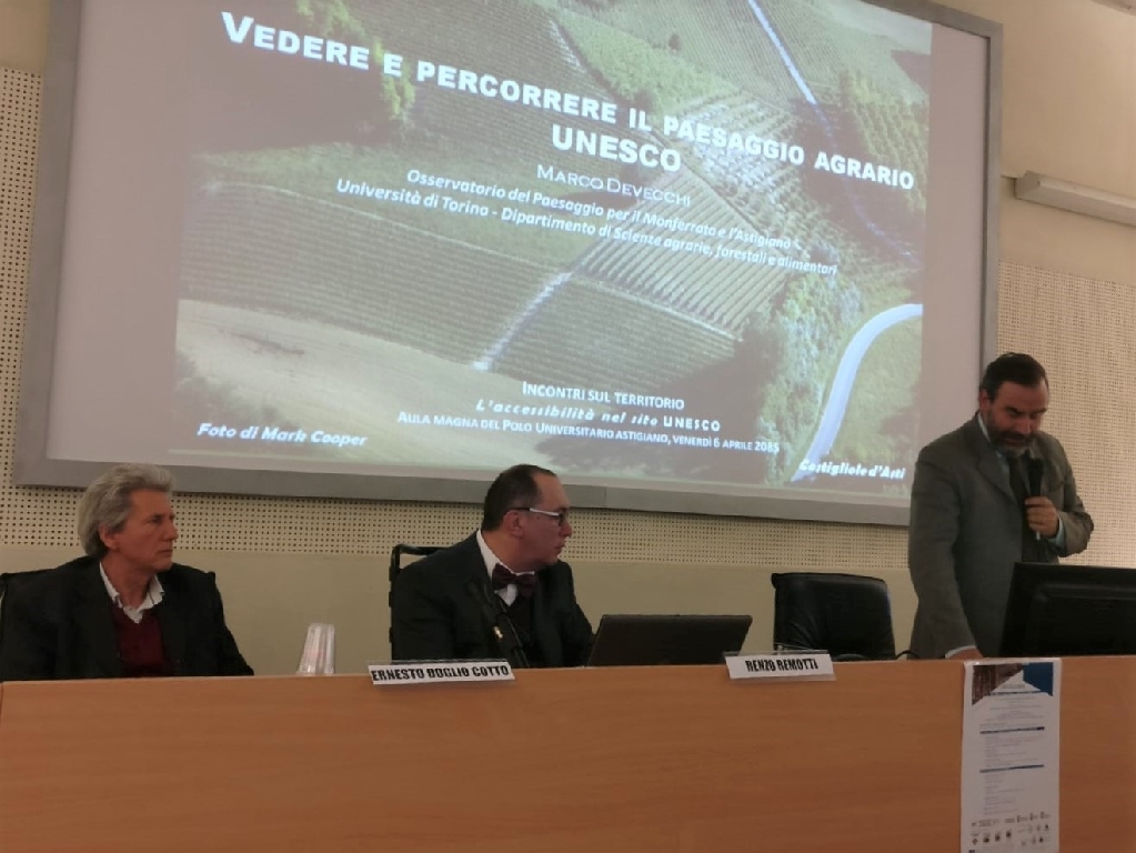 Relazione di Marco Devecchi, Presidente Osservatorio del Paesaggio per il Monferrato e l Astigiano,  Professore dell Università degli Studi di Torino - Dipartimento di Scienze Agrarie, Forestali e Alimentari su "Vedere e percorrere il paesaggio agrario UNESCO" [Foto di Carlo Bidone].