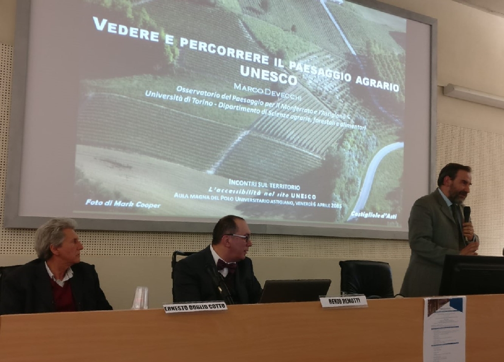 Relazione di MARCO DEVECCHI, Presidente Osservatorio del Paesaggio per il Monferrato e l Astigiano,  Professore dell Università degli Studi di Torino - Dipartimento di Scienze Agrarie, Forestali e Alimentari su "Vedere e percorrere il paesaggio agrario UNESCO" [Foto di Carlo Bidone].