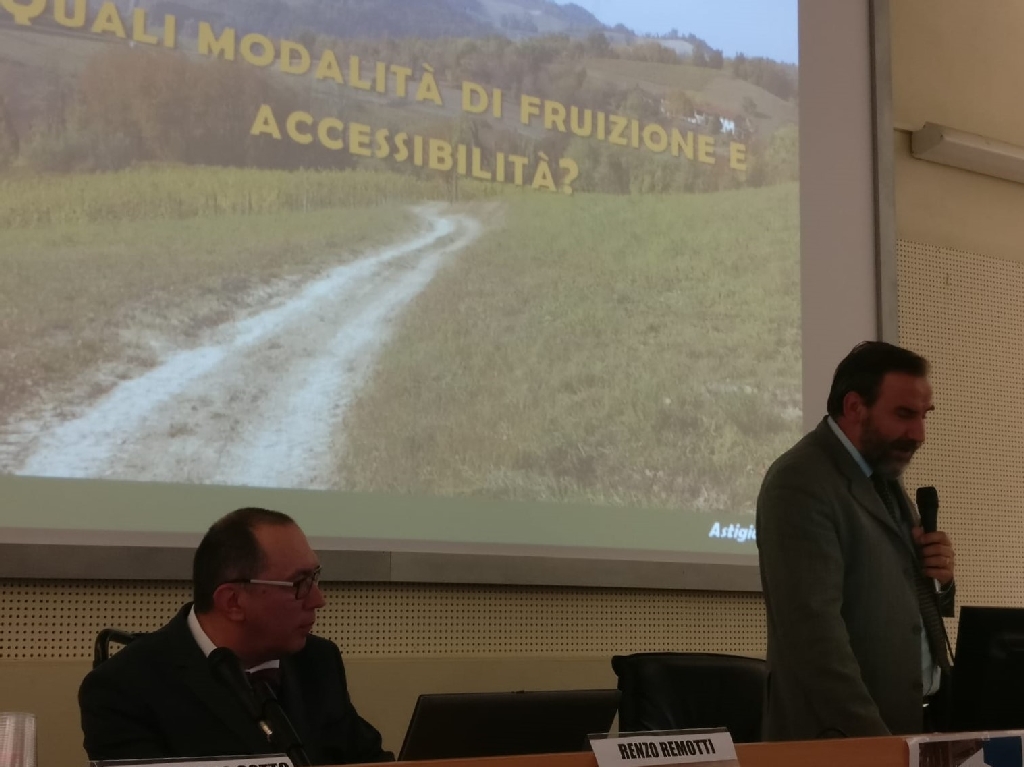 Relazione di MARCO DEVECCHI, Presidente Osservatorio del Paesaggio per il Monferrato e l Astigiano,  Professore dell Università degli Studi di Torino - Dipartimento di Scienze Agrarie, Forestali e Alimentari su "Vedere e percorrere il paesaggio agrario UNESCO" [Foto di Carlo Bidone].