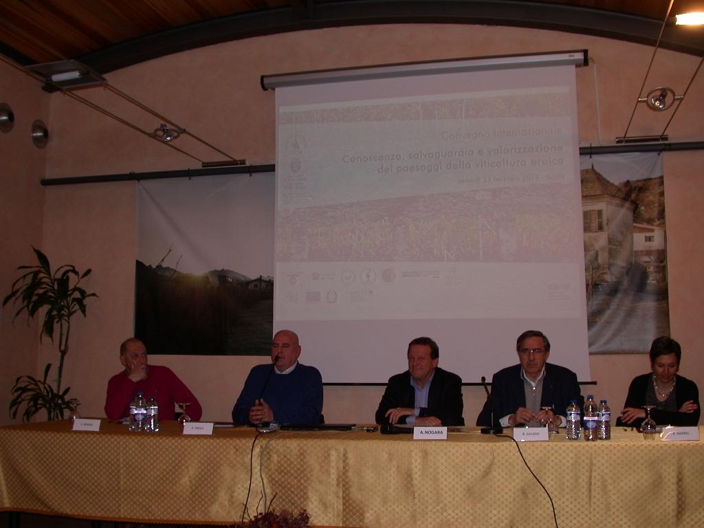 Saluto introduttivo da parte del Prof. Piero Prola, Presidente della Fondazione Institut Agricole Régional. Al Tavolo dei relatori. Da (sx): Arch. Claudio Borgis, Ordine degli Architetti, Pianificatori, Paesaggisti e Conservatori della Regione Autonoma Valle d Aosta, Prof. Piero Prola, Presidente della Fondazione Institut Agricole Régional, Dott. Alessandro Nogara, Assessore all Agricoltura e Risorse naturali della Regione autonoma Valle d Aosta, Dott. Agr. Roberto Gaudio, Presidente CERVIM, e Dott.ssa For. Angèle Barrel, Presidente dell Ordine dei Dottori agronomi e Dottori forestali della Valle d Aosta.