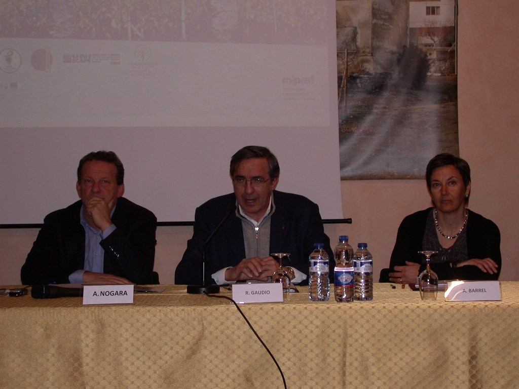 Saluto introduttivo da parte del Dott. Agr. Roberto Gaudio, Presidente CERVIM. Al Tavolo dei relatori il Dott. Alessandro Nogara, Assessore all Agricoltura e Risorse naturali della Regione autonoma Valle d Aosta, e la Dott.ssa For. Angèle Barrel, Presidente dell Ordine dei Dottori agronomi e Dottori forestali della Valle d Aosta.