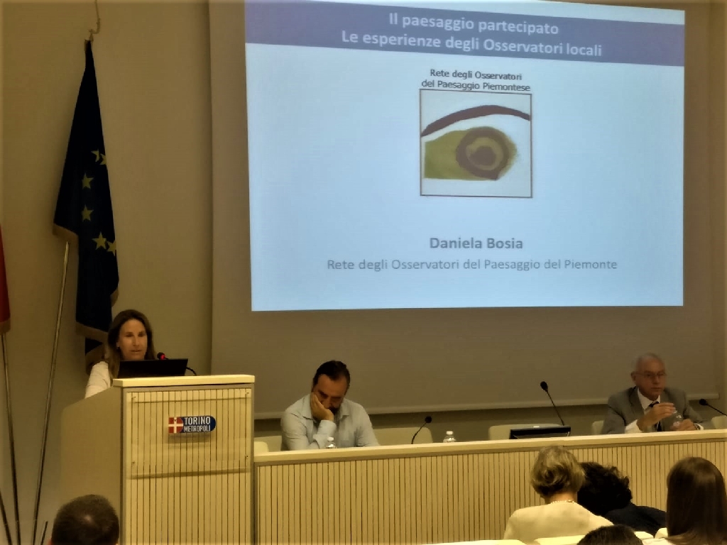 Relazione della Prof.ssa Daniela Bosia (Presidente della Rete degli Osservatori del paesaggio in Piemonte) su "Il paesaggio partecipato. Le esperienze degli Osservatori locali" [Foto di Carlo Bidone].