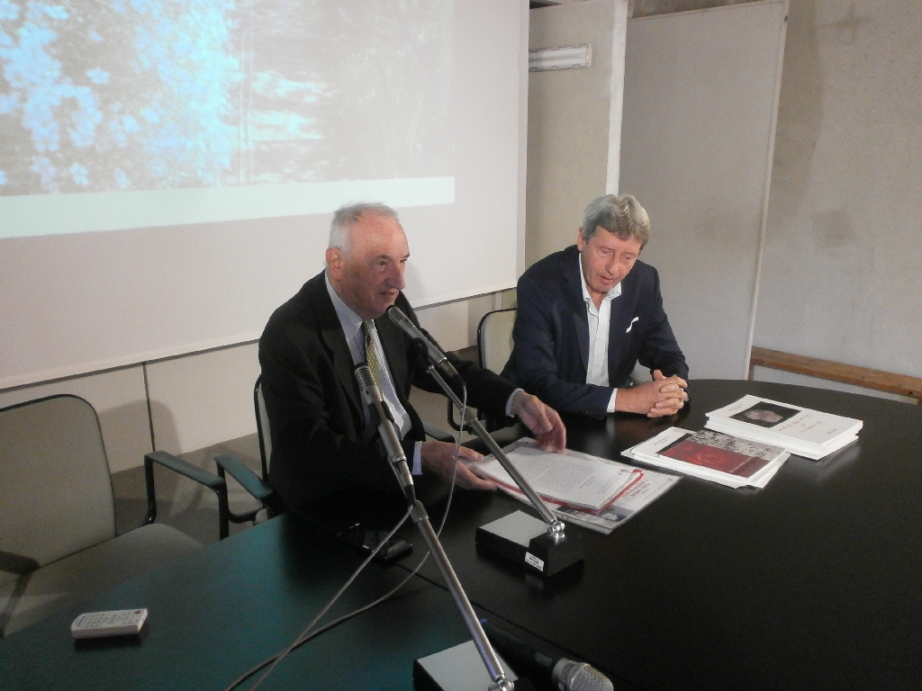 Presentazione da parte del Prof. Piero Amerio (Università di Torino) del Convegno "Nobili dimore e giardini di rose. Il giardino nella costruzione estetico-culturale del paesaggio". Al Tavolo dei relatori il Sindaco Giampiero Novara di Govone.