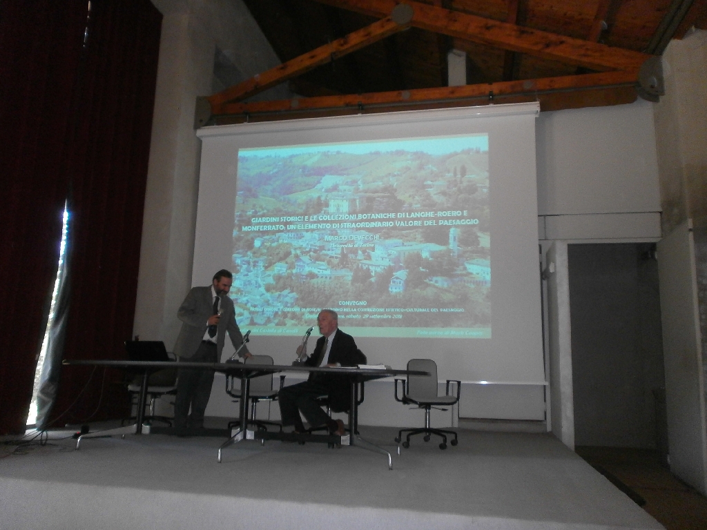 Relazione del Prof. Marco Devecchi (Università di Torino) su "I giardini storici e le collezioni botaniche di Langhe-Roero e Monferrato: un elemento di straordinario valore del paesaggio" [Foto di Viola Invernizzi].