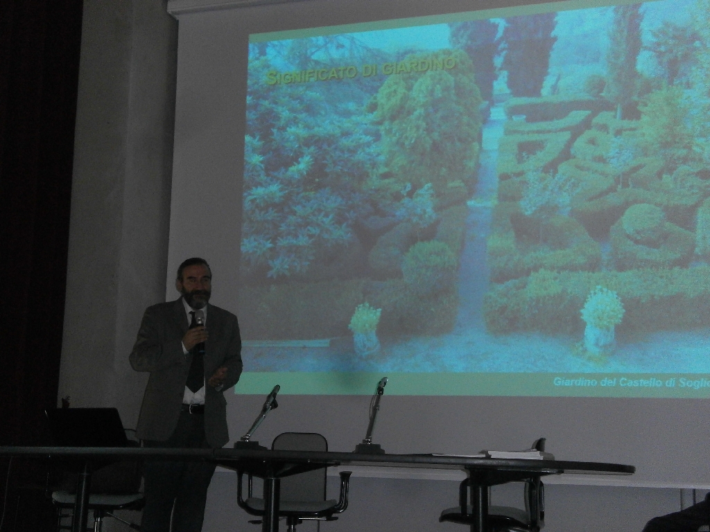 Relazione del Prof. Marco Devecchi (Università di Torino) su "I giardini storici e le collezioni botaniche di Langhe-Roero e Monferrato: un elemento di straordinario valore del paesaggio" [Foto di Viola Invernizzi].