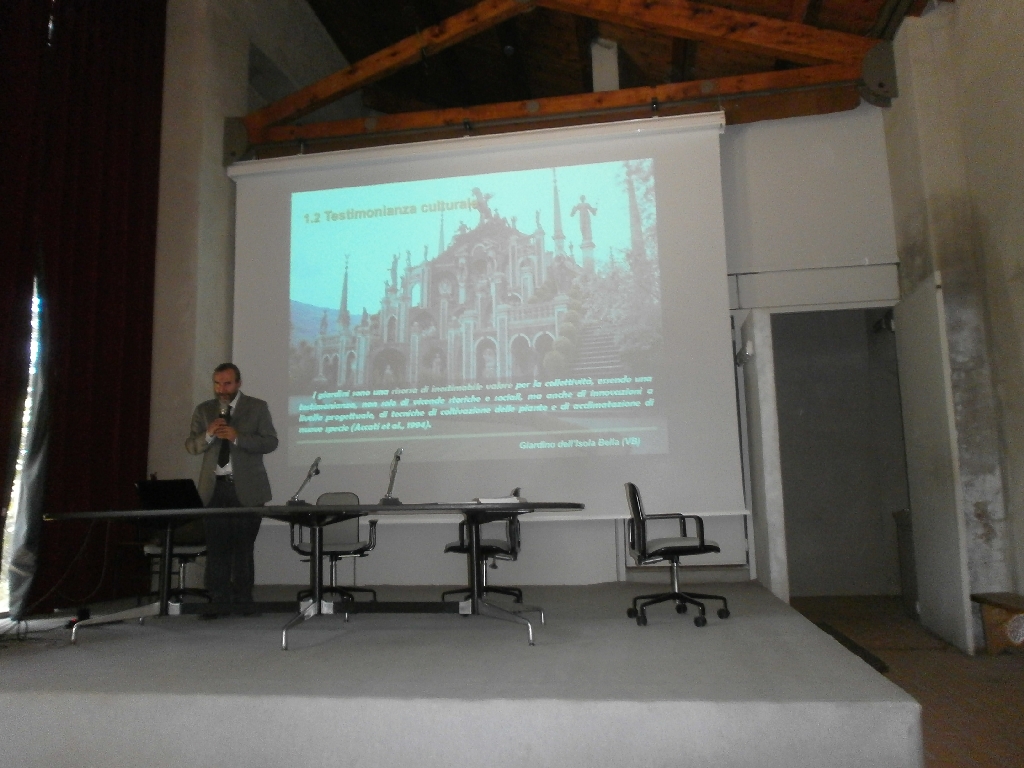 Relazione del Prof. Marco Devecchi (Università di Torino) su "I giardini storici e le collezioni botaniche di Langhe-Roero e Monferrato: un elemento di straordinario valore del paesaggio" [Foto di Viola Invernizzi].