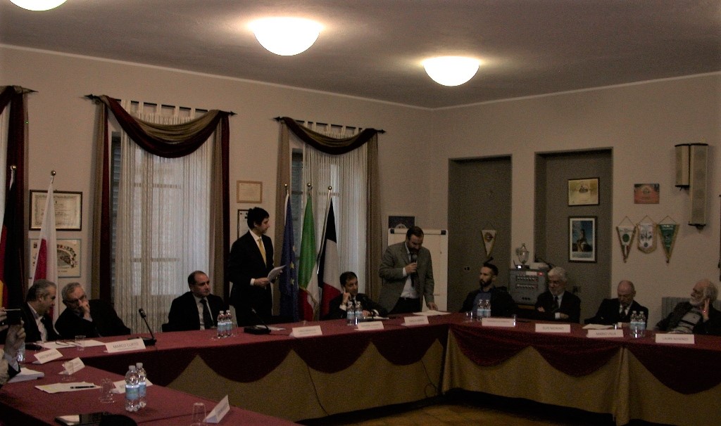 Avvio dei lavori del Convegno da parte del Moderatore, Prof. Marco Devecchi (Tavolo tecnico). Relatori presenti da (sx): Sindaco Marco Curto di Montegrosso d Asti, Assessore Francesco Balocco della Regione Piemonte, Sindaco Carlo Mancuso di Castagnole delle Lanze, Arch. Giovanni Currado, Presidente del Tavolo tecnico per la mobilità sostenibile, Ing. Paolo Grassi (Direttore Territoriale Produzione Torino di RFI), Prof. Marco Devecchi (Moderatore), Vice Presidente Federico Valetti della Commissione trasporti del Consiglio regionale del Piemonte, Arch. Domenico Catrambone (Già Presidente del Tavolo tecnico) Arch. Elio Morino (INU Piemonte) e Arch. Mario Villa (INU Piemonte) [Foto di Erildo Ferro].