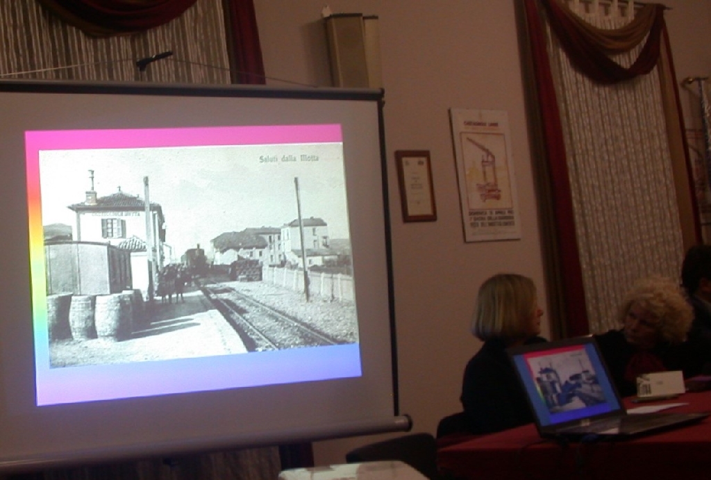 Proiezione di foto storiche delle stazioni ferroviarie dell Astigiano e dell Albese messe a disposizione da parte dei collezionisti [Foto di Erildo Ferro].