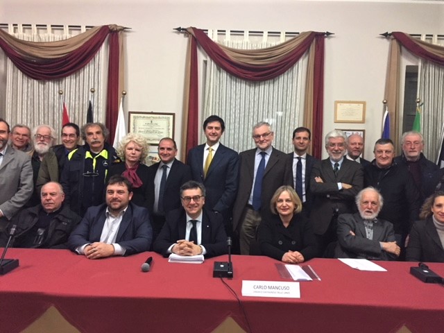 Foto ricordo con tutti i relatori al termine del Convegno "Le stazioni della Linea ferroviaria Asti-Alba: un patrimonio storico-architettonico e paesaggistico di grande valore per lo sviluppo dei territori UNESCO". Da (sx): Marco Devecchi, Gigi Fiore, Arrigotti Gianluigi, Massimo Badino, Vittorio Fiore, Rino Simoncello, Riccardo Palma, Giovanna Beccuti, Carlo Mancuso, Roberto Cerrato, Giovanni Currado, Francesco Balocco, Rosanna Martini, Paolo Grassi, Domenico Catrambone, Elio Morino, Mario Villa, Aldo Pavanello e Barbara Baino [Foto di Elisa Schiffo].