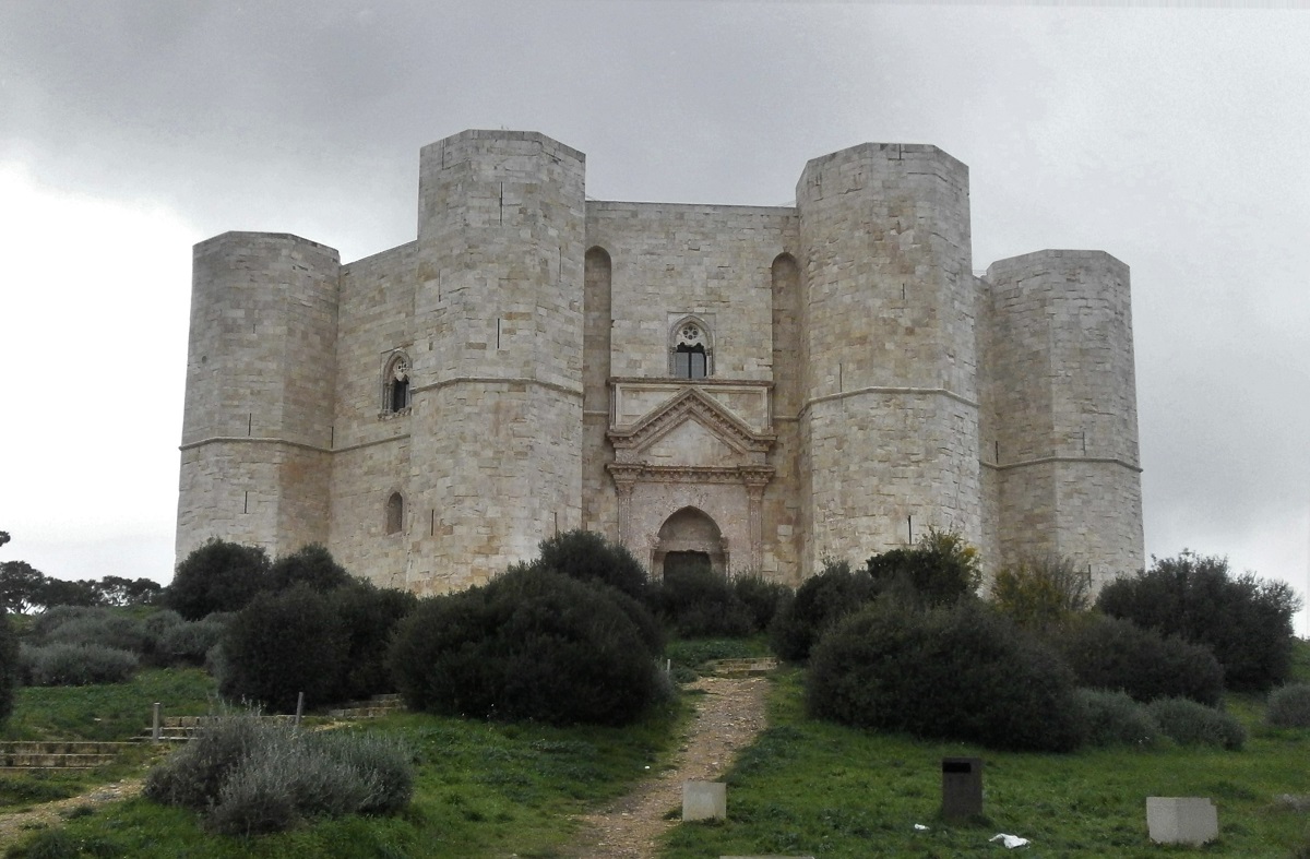 Veduta del meraviglioso complesso fortificato di Castel del Monte, inserito nella Lista del Patrimonio mondiale dell Umanità da parte dell UNESCO, e sede del sesto Convegno nazionale della Società dei Territorialisti. 