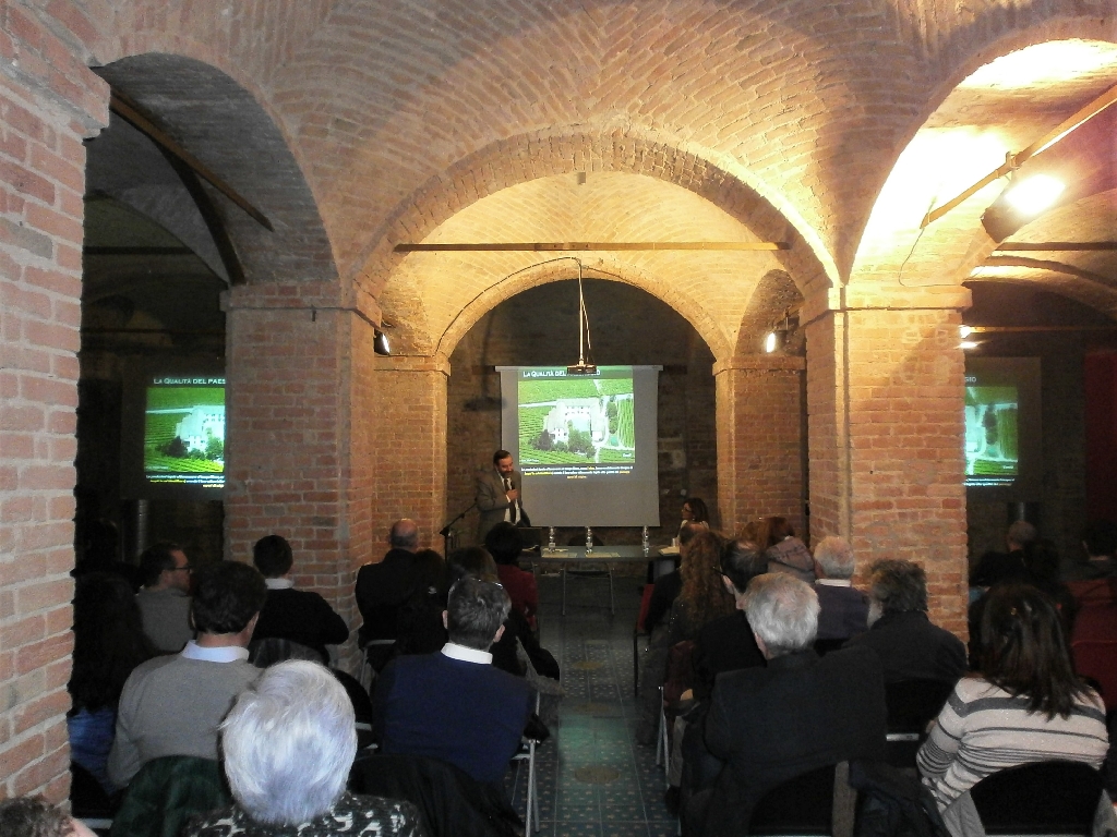 Relazione del Prof. Marco Devecchi (Presidente dell Osservatorio del Paesaggio per il Monferrato e l Astigiano) su "La gestione innovativa del paesaggio agrario: dai manufatti rurali alle corrette scelte agronomiche" [FOTO di Riccardo Palma].