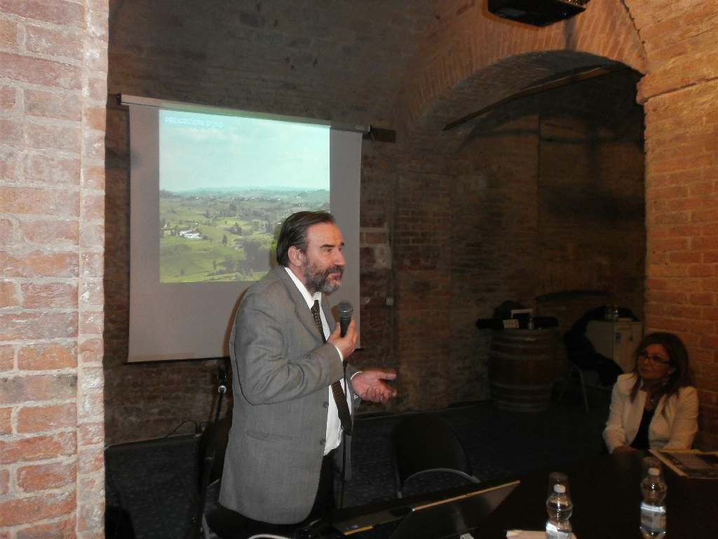 Relazione del Prof. Marco Devecchi (Presidente dell Osservatorio del Paesaggio per il Monferrato e l Astigiano) su "La gestione innovativa del paesaggio agrario: dai manufatti rurali alle corrette scelte agronomiche" [FOTO di Riccardo Palma].