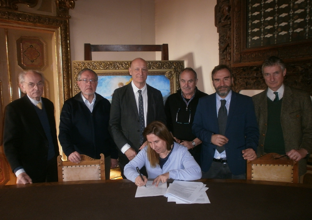 Momento della sottoscrizione dell Atto costitutivo della "Rete degli Osservatori del paesaggio del Piemonte" da parte della presidente, Prof.ssa Daniela Bosia. Nella foto da (sx): Ruggero Barenghi (Osservatorio del Paesaggio dell Ovest Ticino e della Bassa Novarese), Silvio Veglio (Osservatorio per la Tutela del Paesaggio di Langhe e Roero), Carlo Bidone (Osservatorio del Paesaggio Alessandrino e Segretario generale della Rete degli Osservatori del paesaggio del Piemonte), Daniela Bosia (Osservatorio del Paesaggio del Mongioie), Diego Corradin (Osservatorio del Paesaggio per l Anfiteatro Morenico di Ivrea e Vice Presidente della Rete degli Osservatori del paesaggio del Piemonte), Marco Devecchi (Osservatorio del Paesaggio per il Monferrato e l Astigiano) e Luca Battaglini (Osservatorio del Paesaggio dei Parchi del Po e della Collina Torinese) [Foto di Fabrizio Aimar].