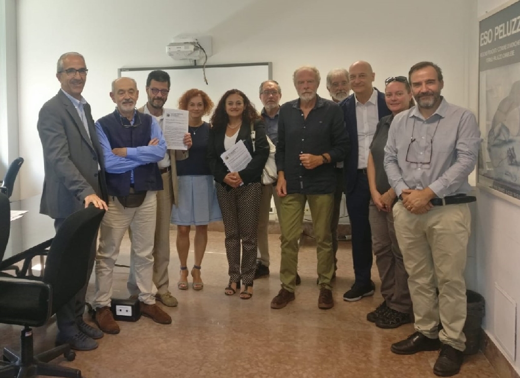 Foto ricordo con l Assessore regionale Alberto Valmaggia al termine della riunione con i rappresentanti della Rete degli Osservatori del Paesaggio del Piemonte [Foto di Carlo Bidone].