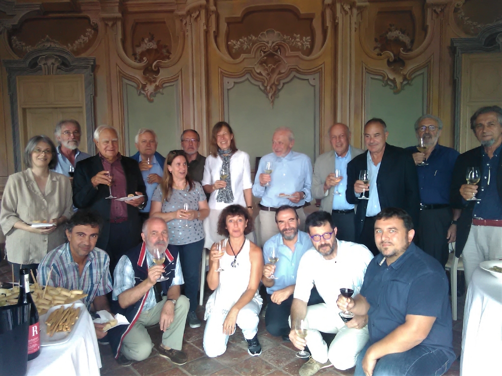 Foto ricordo in occasione del brindisi al paesaggio della riunione della Rete degli Osservatori del paesaggio del Piemonte a Magliano Alfieri. Da (sx): Patrizia Garzena (Osservatorio del paesaggio biellese), Franco Olivero (Osservatorio del paesaggio del Monferrato casalese), Andrea Polidori (Osservatorio del paesaggio biellese), Valerio Di Battista (Osservatorio del paesaggio del Monferrato casalese), Dario Rei (Osservatorio del paesaggio per il Monferrato e l Astigiano), Vittorio Fiore (Osservatorio del paesaggio per il Monferrato e l Astigiano), Daniela Bosia (Osservatorio del paesaggio del Mongioie), Silvio Veglio (Osservatorio del paesaggio di Langhe e Roero), Anna Marson (Osservatorio per il paesaggio delle valli Alta Bormida e Uzzone), Alberto Magnaghi (Osservatorio per il paesaggio delle valli Alta Bormida e Uzzone), Marco Devecchi (Osservatorio del paesaggio per il Monferrato e l Astigiano), Gian Paolo Bardazza (Osservatorio del paesaggio del Monferrato casalese), Silvio Garlasco (Osservatorio del pa