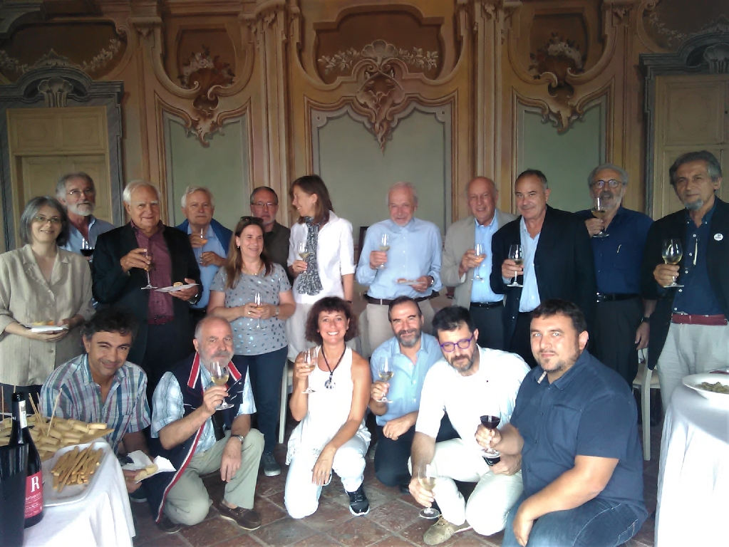 Foto ricordo in occasione del brindisi al paesaggio della riunione della Rete degli Osservatori del paesaggio del Piemonte a Magliano Alfieri. Da (sx): Patrizia Garzena (Osservatorio del paesaggio biellese), Franco Olivero (Osservatorio del paesaggio del Monferrato casalese), Andrea Polidori (Osservatorio del paesaggio biellese), Valerio Di Battista (Osservatorio del paesaggio del Monferrato casalese), Dario Rei (Osservatorio del paesaggio per il Monferrato e l Astigiano), Vittorio Fiore (Osservatorio del paesaggio per il Monferrato e l Astigiano), Daniela Bosia (Osservatorio del paesaggio del Mongioie), Silvio Veglio (Osservatorio del paesaggio di Langhe e Roero), Anna Marson (Osservatorio per il paesaggio delle valli Alta Bormida e Uzzone), Alberto Magnaghi (Osservatorio per il paesaggio delle valli Alta Bormida e Uzzone), Marco Devecchi (Osservatorio del paesaggio per il Monferrato e l Astigiano), Gian Paolo Bardazza (Osservatorio del paesaggio del Monferrato casalese), Silvio Garlasco (Osservatorio del pa