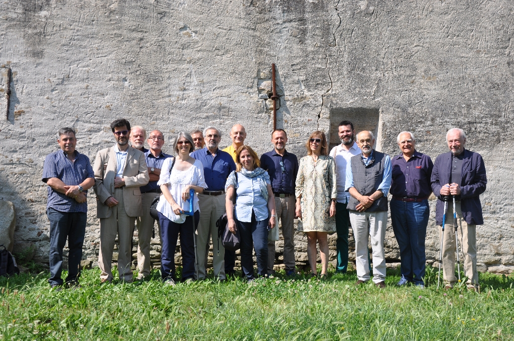 Foto ricordo dell Incontro della Rete degli Osservatori del Paesaggio del Piemonte a Levice (CN), da (sx): Sindaco Roberto Vero di Levice, Silvio Garlasco (Osservatorio del Paesaggio Alessandrino), Silvio Veglio e Gino Scarsi (Osservatorio del Paesaggio di Langhe e Roero), Patrizia Garzena (Osservatorio Biellese - Beni culturali e Paesaggio), Franco Bartocci (Osservatorio del Paesaggio di Langhe e Roero), Carlo Bidone (Osservatorio del Paesaggio Alessandrino), Daniela Bosia (Presidente della Rete degli Osservatori del Paesaggio del Piemonte e Osservatorio del Paesaggio del Mongioie), Anna Marson (Osservatorio per il paesaggio delle valli Alta Bormida e Uzzone), Dino Genovese (Osservatorio del Paesaggio dei Parchi del Po e della collina torinese), Francesco Alberti La Marmora (Osservatorio Biellese - Beni culturali e Paesaggio), Valerio Di Battista (Osservatorio del paesaggio del Monferrato casalese), Alberto Magnaghi (Osservatorio per il paesaggio delle valli Alta Bormida e Uzzone) [Foto di Marco Devecchi].