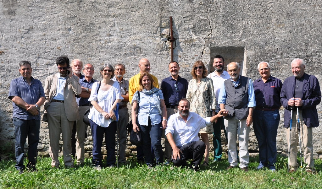 Foto ricordo all avvio della riunione della Rete degli Osservatori del paesaggio del Piemonte. Da (sx): Sindaco Roberto Vero di Levice, Silvio Garlasco (Osservatorio del Paesaggio Alessandrino), Silvio Veglio e Gino Scarsi, (Osservatorio del Paesaggio di Langhe e Roero), Patrizia Garzena (Osservatorio Biellese - Beni culturali e Paesaggio), Franco Bartocci (Osservatorio del Paesaggio di Langhe e Roero), Carlo Bidone (Osservatorio del Paesaggio Alessandrino), Daniela Bosia (Presidente della Rete degli Osservatori del Paesaggio del Piemonte e Osservatorio del Paesaggio del Mongioie), Anna Marson (Osservatorio per il paesaggio delle valli Alta Bormida e Uzzone), Marco Devecchi (Osservatorio del paesaggio per il Monferrato e l Astigiano), Dino Genovese (Osservatorio del Paesaggio dei Parchi del Po e della collina torinese), Francesco Alberti La Marmora (Osservatorio Biellese - Beni culturali e Paesaggio), Valerio Di Battista (Osservatorio del paesaggio del Monferrato casalese), Alberto Magnaghi (Osservatorio per 