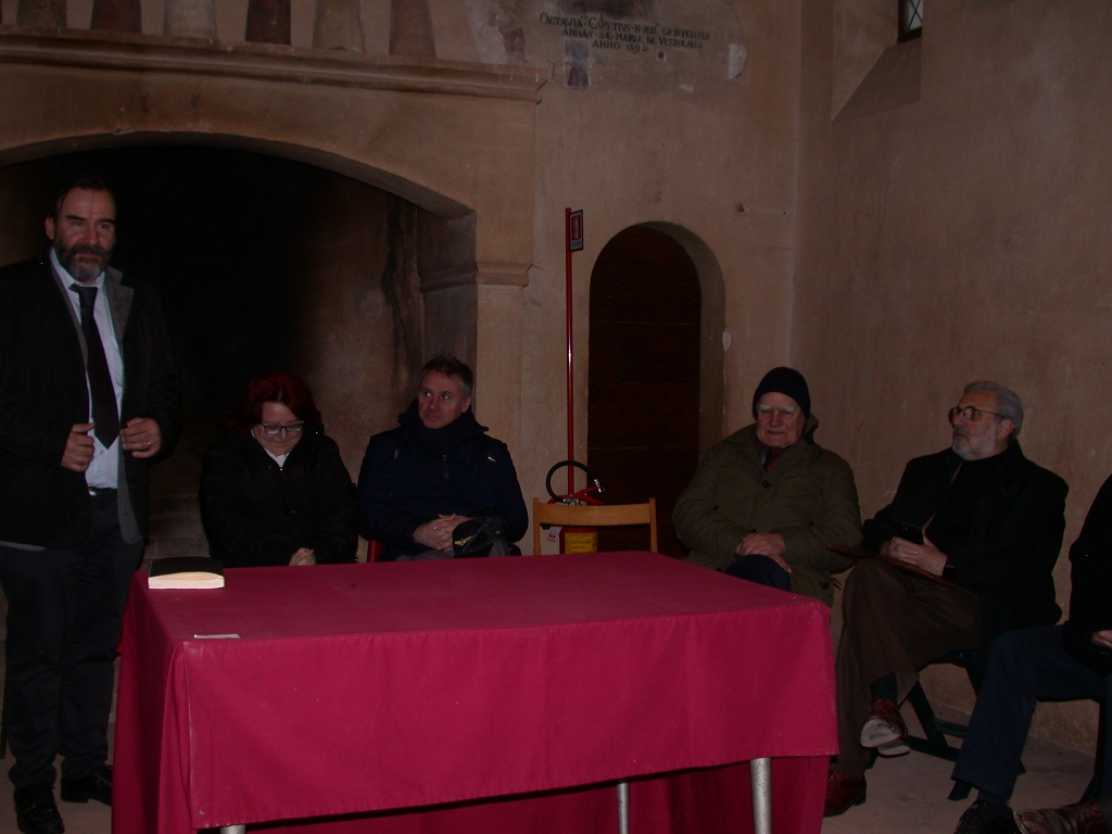 Avvio della riunione da parte di Marco Devecchi (Osservatorio del Paesaggio per il Monferrato astigiano). Nella foto da (sx): Marco Devecchi, Dott.ssa Valentina Barberis (Direttore del Complesso canonicale di Santa Maria di Vezzolano), Dott. Giorgio Musso (Sindaco di Castelnuovo Don Bosco), Prof. Valerio Di Battista (Presidente dell Osservatorio del paesaggio del Monferrato casalese) e Dott. Franco Bartocci (Osservatorio del Paesaggio di Langhe e Roero [FOTO di Silvio Garlasco].