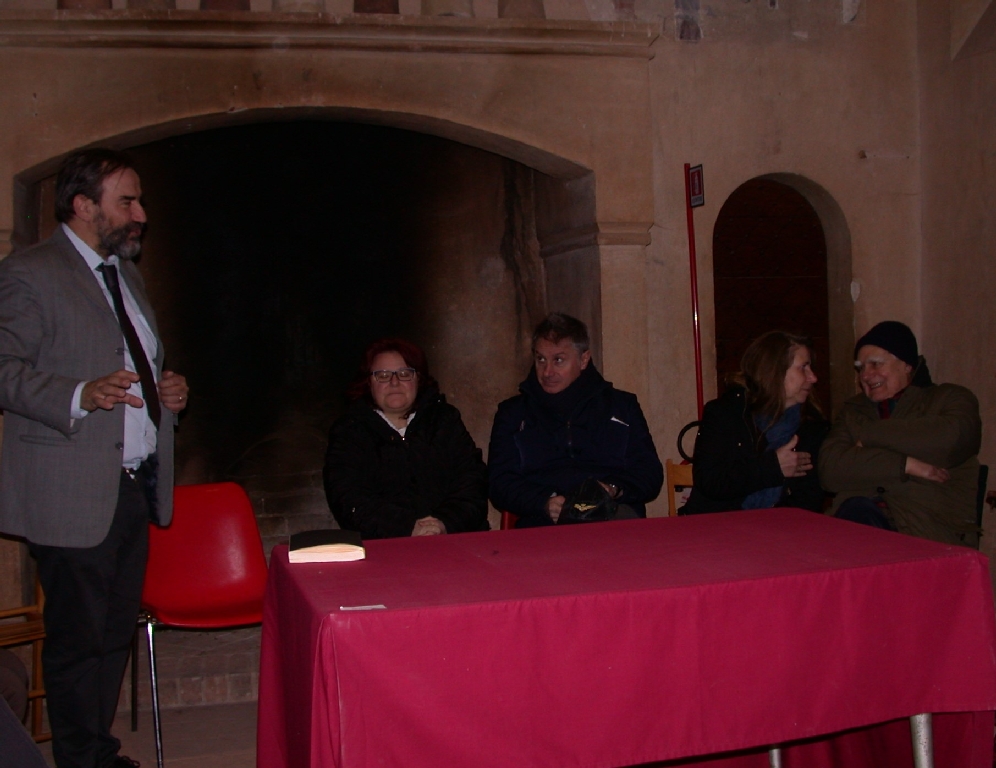 Prosieguo della riunione da parte del Prof. Marco Devecchi. Nella foto da (sx): Dott.ssa Valentina Barberis (Direttore del Complesso canonicale di Santa Maria di Vezzolano), Dott. Giorgio Musso (Sindaco di Castelnuovo Don Bosco), Prof.ssa Daniela Bosia (Presidente Osservatorio del paesaggio del Mongioie e Presidente della Rete degli Osservatori del Paesaggio del Piemonte) e Prof. Valerio Di Battista (Presidente Osservatorio del paesaggio del Monferrato casalese) [FOTO di Silvio Garlasco].