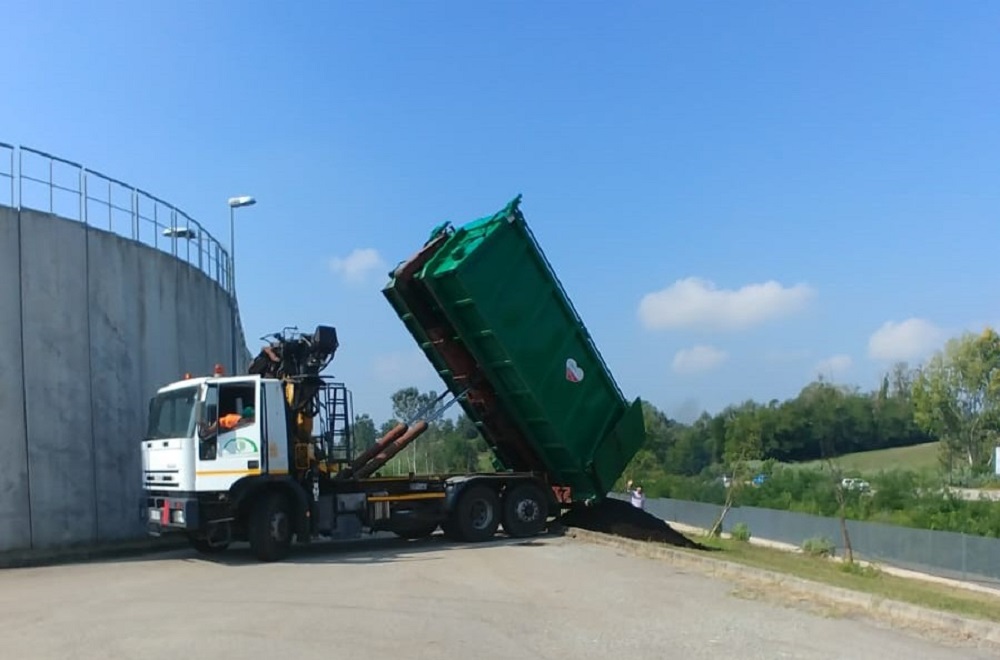 Arrivo del compost dell impianto di compostaggio GAIA di Asti da distribuire agli alberi del Parco della Salute dell Ospedale Cardinal Massaia di Asti (Asti, venerdì 14 settembre 2018) [Foto di Giancarlo Dapavo].