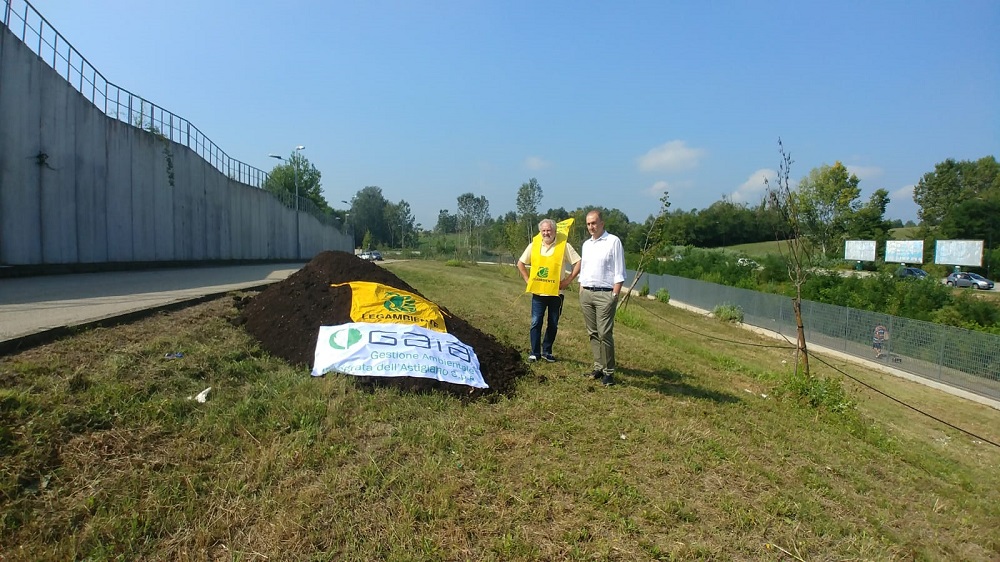 Foto ricordo davanti al cumulo di compost fornito da GAIA (Gestione Ambientale Integrata dell Astigiano) da distribuire agli alberi messi a dimora per la realizzazione del Parco della Salute dell Ospedale Cardinal Massaia di Asti. Nella foto (da sc): Griancarlo Dapavo (Presidente del Circolo Legambiente Gaia di Asti) e l Amministratore Delegato di GAIA, Ing. Flaviano Fracaro.