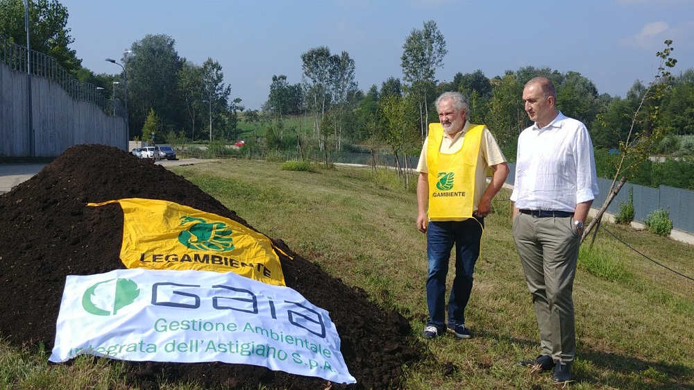 Foto ricordo davanti al cumulo di compost fornito da GAIA (Gestione Ambientale Integrata dell Astigiano) da distribuire agli alberi messi a dimora per la realizzazione del Parco della Salute dell Ospedale Cardinal Massaia di Asti. Nella foto (da sc): Griancarlo Dapavo (Presidente del Circolo Legambiente Gaia di Asti) e l Amministratore Delegato di GAIA, Ing. Flaviano Fracaro.